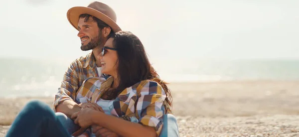 Coppia romantica in riva al mare guardando lontano insieme. felice relazione affettuosa — Foto Stock