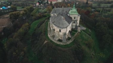 Ukrayna 'daki tepedeki eski peri masalı kalesinin havadan görünüşü.