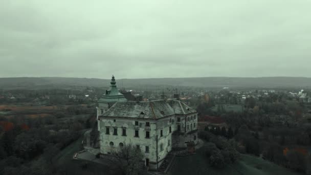 Légi kilátás drón repülés körül Régi mesebeli kastély a dombon Ukrajnában. Olesko kastély felülről, Lviv kerület, Ukrajna. Légi felvétel. Erődítmény látnivalók Ukrajna. — Stock videók