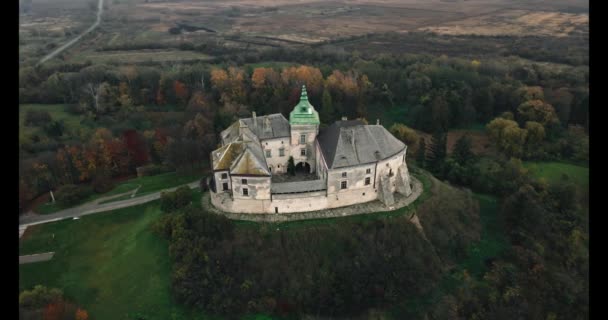 Castelo de Olesko de cima, distrito de Lviv, Ucrânia. Vídeo aéreo. Pontos turísticos de fortificação da Ucrânia. — Vídeo de Stock