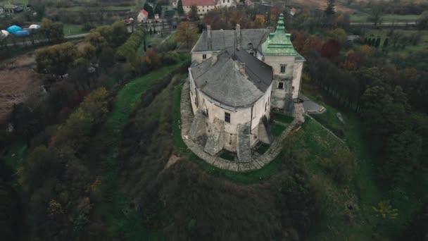 ウクライナの丘の上にある古いおとぎ話の城の空中ビュー. — ストック動画
