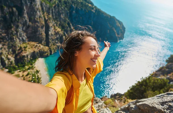 Turisti nainen ottaa kuvan ulkona muistoja, joten selfie kanssa laakso vuoristossa näkymä — kuvapankkivalokuva