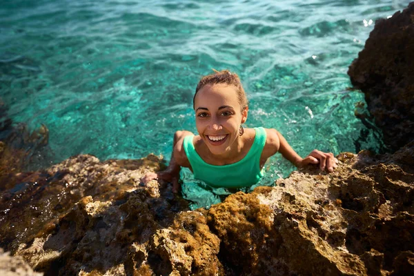 Retrato divertida mujer complacida en agua de mar turquesa sobre arrecife de coral, vacaciones en la playa — Foto de Stock