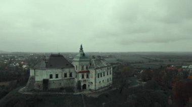 Ukrayna 'daki tepedeki eski peri masalı şatosunun hava gözlem dronu uçuşu. Yukarıdan Olesko Kalesi, Lviv bölgesi, Ukrayna. Hava videosu. Ukrayna tahkimat manzarası.