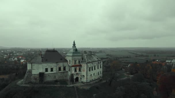 Drohnenflug rund um das alte Märchenschloss auf dem Hügel in der Ukraine. Olesko Burg von oben, Bezirk Lviv, Ukraine. Luftaufnahmen. Befestigungsanlagen in der Ukraine. — Stockvideo