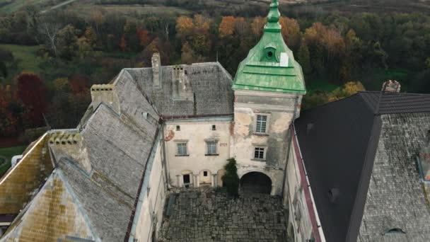 Kasteel Olesko van boven, district Lviv, Oekraïne. Luchtopname. Vestingbezienswaardigheden van Oekraïne. — Stockvideo