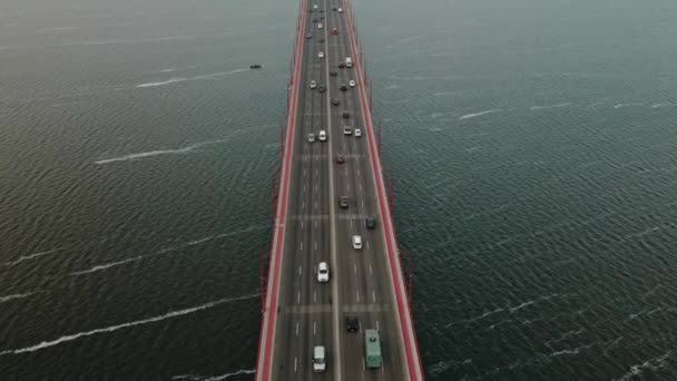 Aerial Top View Of Vehicles On Bridge over river Σε συννεφιασμένη μέρα, Drone Flying Forward Over Cars - Dnipro, Ουκρανία — Αρχείο Βίντεο