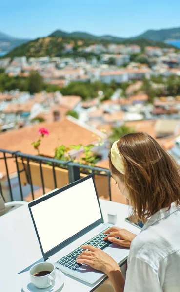 Taustakuva freelancer nainen työskentelee kannettavan tietokoneen yli Välimeren näkymä keinona — kuvapankkivalokuva