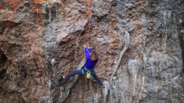 电影慢镜头中，强壮的女性攀登者爬上非常坚硬的悬吊路线，将绳子剪断至旋转钻，并做出艰难的动作。Terkey, Geyikbayiri — 图库视频影像