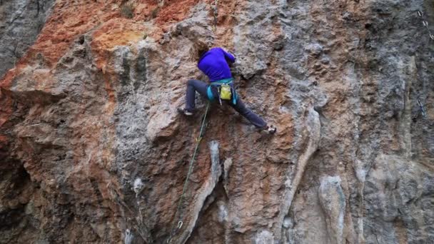 4k slow motion footage of strong woman climber climbs hard overhang route clipping rope to carabiner and making hard movement and finishes route. Terkey, Geyikbayiri — Stock Video