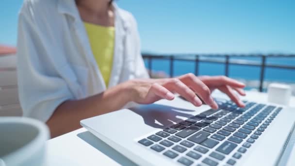 Kvindelige hænder business kvinde professionel bruger arbejdstager ved at skrive på bærbare bærbare tastatur sidde udendørs, mens sommerferien rejser arbejder online, teknologi koncept, closeup side view – Stock-video