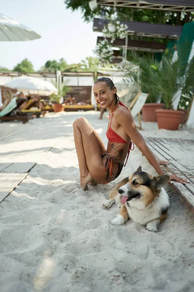Летняя девушка в бикини выглядит счастливой на летнем пляже — стоковое фото