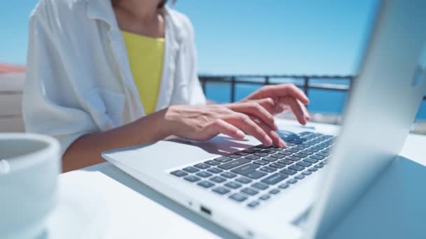 Kobiece ręce kobiety biznesu profesjonalny pracownik użytkownika za pomocą pisania na laptopie notebook klawiatury siedzieć na zewnątrz podczas letnich wakacji morskich podróży pracy online, koncepcja technologii, widok z bliska — Wideo stockowe