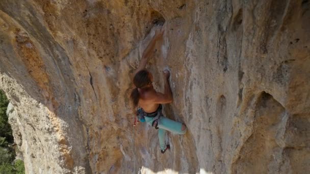 Potente escalador escalando en una gran pared de roca en Turquía. 4k cámara lenta. — Vídeo de stock