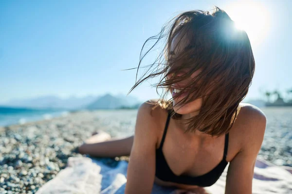 Sommerportrettkvinne med hår som blåser i vinden på solrike strand – stockfoto