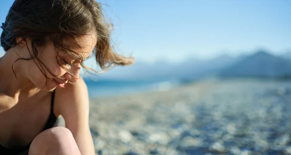 Lukk opp portrettet vakker jente med håret flagrende helg på stranden – stockfoto