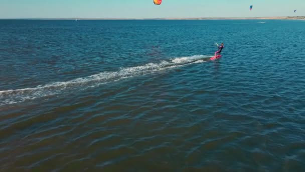 Atrás ver mujer activa kiteboarding en cámara lenta, estilo de vida activo concepto de deporte extremo — Vídeo de stock