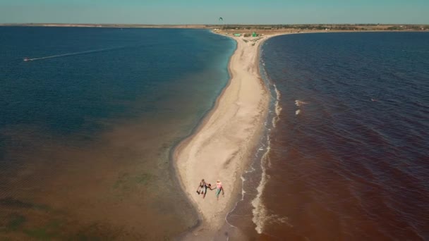 Vista aérea pareja de turistas caminando por la barra de arena de Tiligul paisaje parque Mykolaiv región — Vídeo de stock