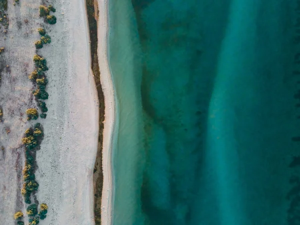 Вид с воздуха на песчаный пляж и чистую морскую воду. Остров Джарылгач, Украина — стоковое фото