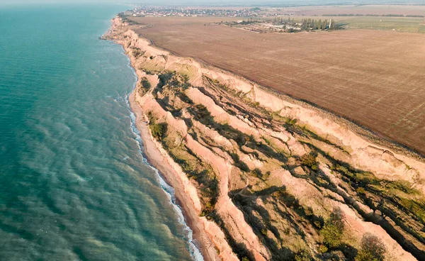 Panoraama merimaisema yli hiekkaranta savi kallio, Odessan alue, Ukraina — kuvapankkivalokuva