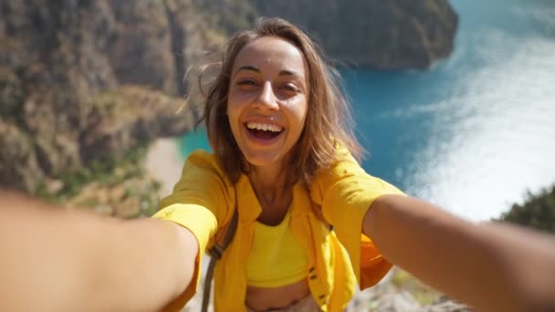 Женщина делала селфи на улице, делилась путешествиями, фотографировалась для социальных сетей, наслаждалась турецким отпуском — стоковое видео