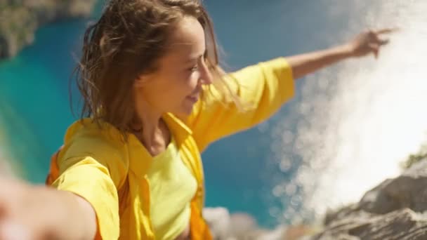 Pozitivní turistka fotografování venku pro vzpomínky, takže selfie na vrcholu útesu s výhledem údolí hory, sdílení cesty dobrodružství. — Stock video