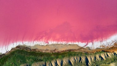 Ukrayna 'daki en renkli pembe göl manzarası. parlak pembe ve mor su