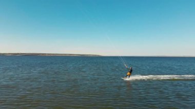 hava görüntüsü aktif adam uçurtma sörfü yavaş çekimde, aktif yaşam tarzı ekstrem spor konsepti