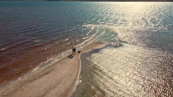 Vista aérea casal turístico caminhando por barra de areia do parque paisagístico Tiligul região de Mykolaiv — Vídeo de Stock