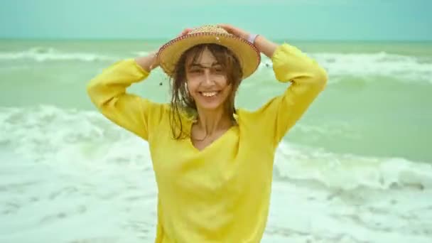 Authenticiteit portret vrolijke uitdrukking Oekraïense vrouw met blazend haar dragen geel shirt plezier hebben op het strand en vreugdevol rennen. Azov zee, Oekraïne. POV en volg mij.. — Stockvideo