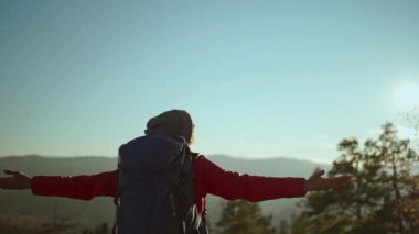 Bir kadın gün batımıyla güzel bir yerde buluşur. Bir kız batan güneşin, yolculuğun ve ağır çekimin tadını çıkarır.