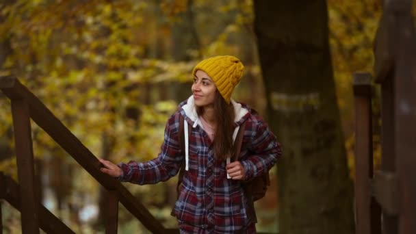 Wanderweg: Young Girl Hipster Walking Wanderweg Natural National Park. Aktivurlaub im Freien. Wanderperson Wandern Wandern Wanderweg Wald. Herbstliche Waldlandschaft — Stockvideo