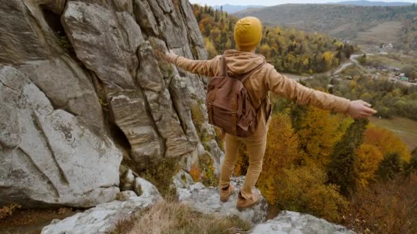 Uomo Escursionista con zaino rilassante sulla cima di una montagna e godendo della vista sulla valle Tustan, Ucraina — Video Stock