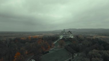 Ukrayna 'daki tepedeki eski peri masalı şatosunun hava gözlem dronu uçuşu. Yukarıdan Olesko Kalesi, Lviv bölgesi, Ukrayna. Hava videosu. Ukrayna tahkimat manzarası.