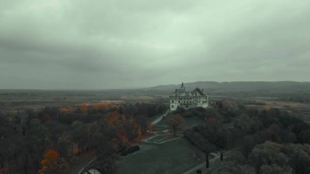 Luchtfoto drone vlucht rond van oude sprookjesachtige kasteel op de heuvel in Oekraïne. Kasteel Olesko van boven, district Lviv, Oekraïne. Luchtopname. Vestingbezienswaardigheden van Oekraïne. — Stockvideo