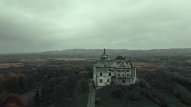 Luchtfoto drone vlucht rond van oude sprookjesachtige kasteel op de heuvel in Oekraïne. Kasteel Olesko van boven, district Lviv, Oekraïne. Luchtopname. Vestingbezienswaardigheden van Oekraïne. — Stockvideo