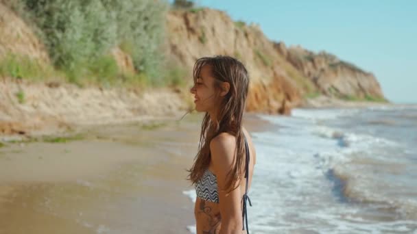 Close-up slow motion van vrolijke, ontspannen slanke fitnessvrouw in bikini en genietend van vrije en vredige zomervakantie aan de Zwarte Zeekust bij Odessa in Oekraïne na storm — Stockvideo