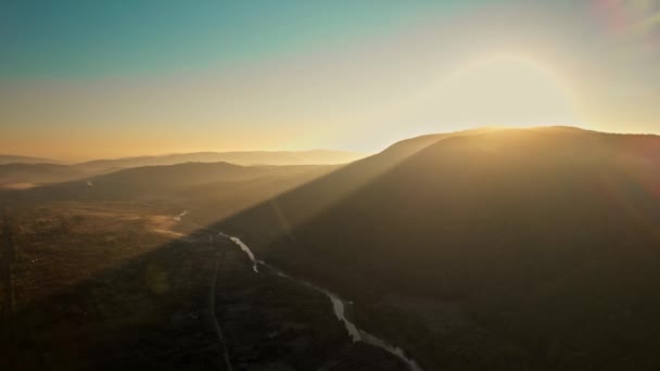 Luchtfoto drone uitzicht op zonsopgang boven mistige berg walley met rivier. Kalmte, ontspanning, meditatie, eenzaamheid, schoonheid van de natuur in Oekraïne. — Stockvideo