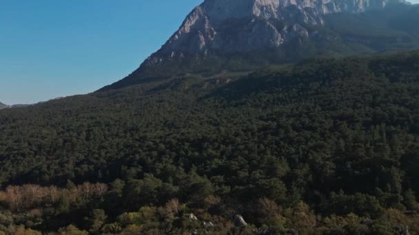 Чудовий краєвид з висоти дрона над оливковим садом, кемпінг, дивовижна вапнякова скеляста стіна та гори на задньому плані. Табір для альпіністів поблизу Гайкбаїрі (Туреччина). — стокове відео