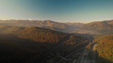 Ukrayna 'nın batısındaki Karpatlar' da Ukrayna köyü olan dağ vadisindeki hava aracı uçuşu. Yol, demiryolları, dağ sıraları ve Skole kasabası yukarıdan. Ukrayna 'da doğanın güzelliği