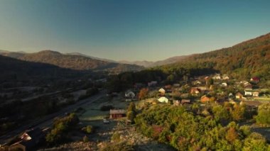 Batı Ukrayna, Karpatlar 'daki Ukrayna' nın Ukrayna dağ köyünün hava manzarası. Yollar, demiryolları, kır evleri ve yukarıdan gelen eski ahşap Charche. Ukrayna 'da doğanın güzelliği