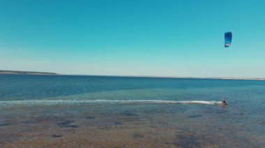 hava görüntüsü aktif adam uçurtma sörfü yavaş çekimde, aktif yaşam tarzı ekstrem spor konsepti