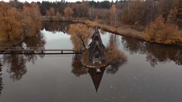 Vue Aérienne Fille Voyageur Debout Près Vieille Maison Bois Chalet — Video