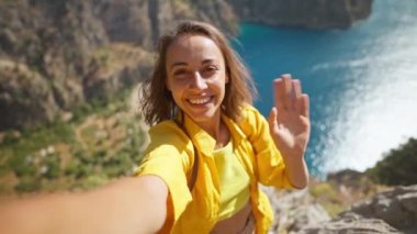 Güzel mutlu kadın dışarıda selfie çekiyor seyahat maceralarını paylaşıyor, sosyal medya için fotoğraf çekiyor, Türkiye 'deki Kelebek Vadisi' nde tatilin tadını çıkarıyor.