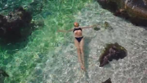 Вид Сверху Расслабляющую Плавающую Женщину Черном Бикини Идеальным Телом Плавающим — стоковое видео