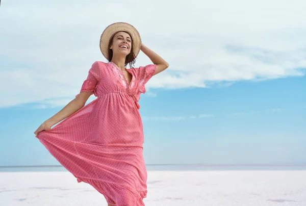Смеясь Эмоционально Женщина Розовом Платье Шляпе Беззаботно Счастливо Голубом Небе — стоковое фото