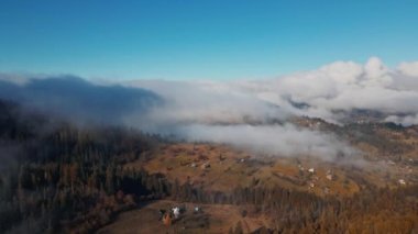 Dağ Sırası Gündoğumu Hava Görüntüsü. Manzaralı Gün Işığı Dağları Kır Köyü Genel Görünümü. Ukrayna 'da vahşi doğa manzarası. Dramatik Gökyüzü, Bulutlar Yüzüyor. Zaman Hızı İHA Uçuş Görüntüsü 4K
