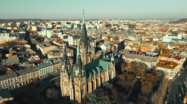 St. Olga Kilisesi ve Ukrayna 'nın Lviv kentindeki eski Katolik Katedrali' nin üzerinde uçan İHA 'dan 4K hava görüntüsü. Antik Avrupa şehrinin tarihi ve mimarisi