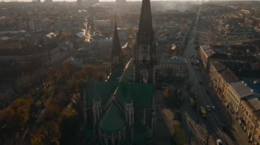 St. Olga Kilisesi 'nin tarihi merkezinin havadan görünüşü ve Ukrayna' nın Lviv kentindeki Elizabeth eski gotik tapınağı. İHA 'yla kubbenin üzerinde daireler çiziyor. Antik Avrupa şehrinin tarihi ve mimarisi
