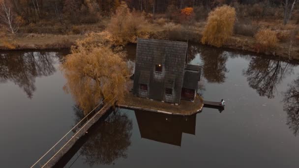 Images Aériennes Drone Voyageuse Debout Près Une Vieille Maison Bois — Video